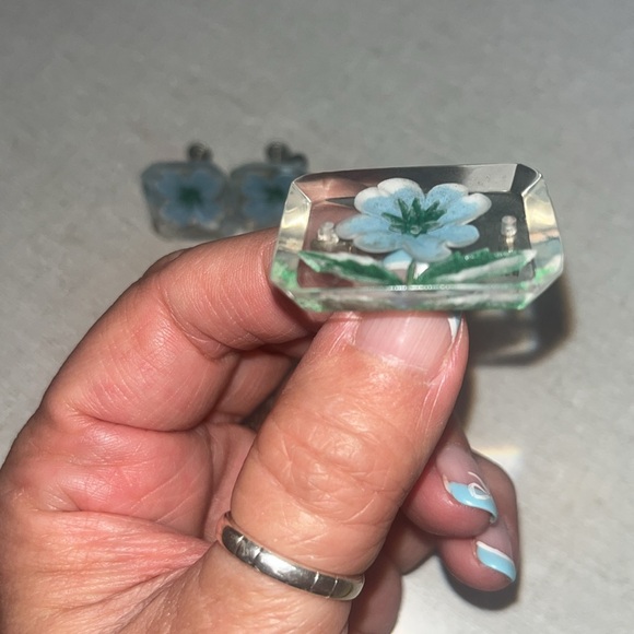 Vintage Blue Floral Lucite Screw Back Earrings and Brooch Set - Picture 5 of 5